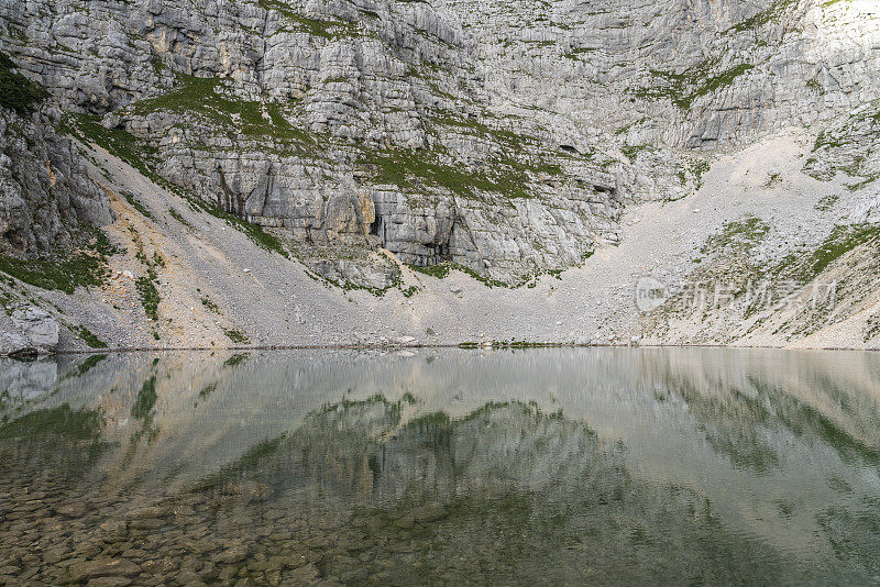 朱利安阿尔卑斯山(Spodnje Kriško jezero)湖的美丽景色